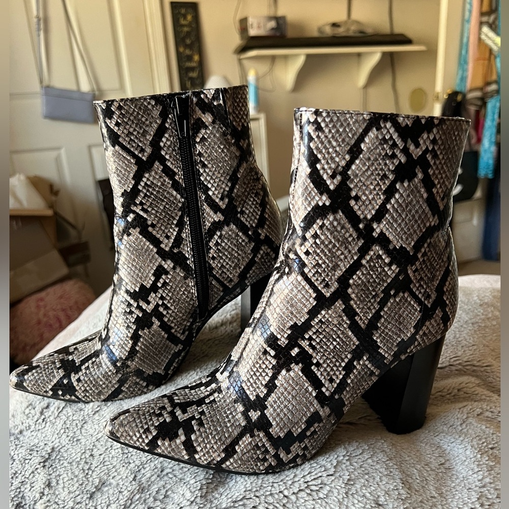 JEFFREY CAMPBELL RAVEN GENUINE LEATHER BLACK PYTHON BOOTS - LIKE NEW! - Picture 10 of 10